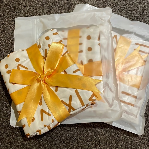 Multi-use Baby Carseat Nursing Cover - Handmade - White & Gold - Picture 6 of 7